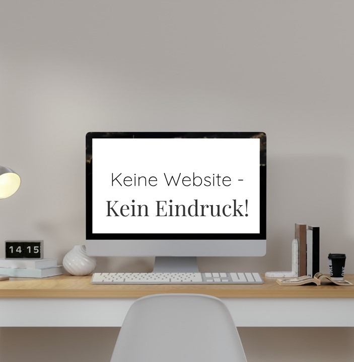 Schreibtisch mit PC-Bildschirm und der Aufschrift 'Keine Website - Kein Eindruck als methapher, warum man professionelles Webdesign im Aargau benötigt.