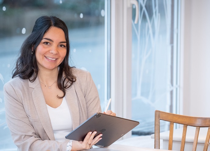 Corinne_Halbrund_Tablet_Cafe_left Portrait von Corinne, Ansprechpartnerin für Webdesign und Grafikdesign bei halbrund