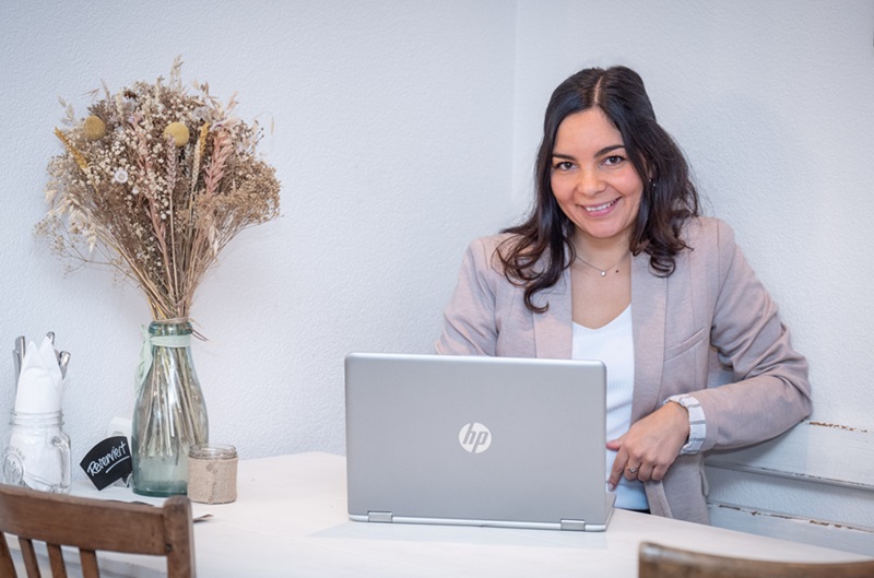 Corinne_Laptop_gelassen Portrait von Corinne mit Laptop, Gründerin von halbrund
