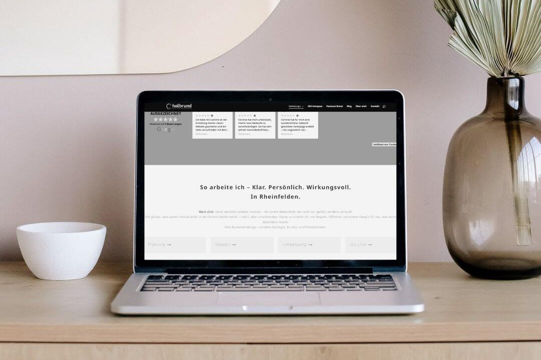 Laptop mit einer offenen Website für ein Redesign in der Schweiz