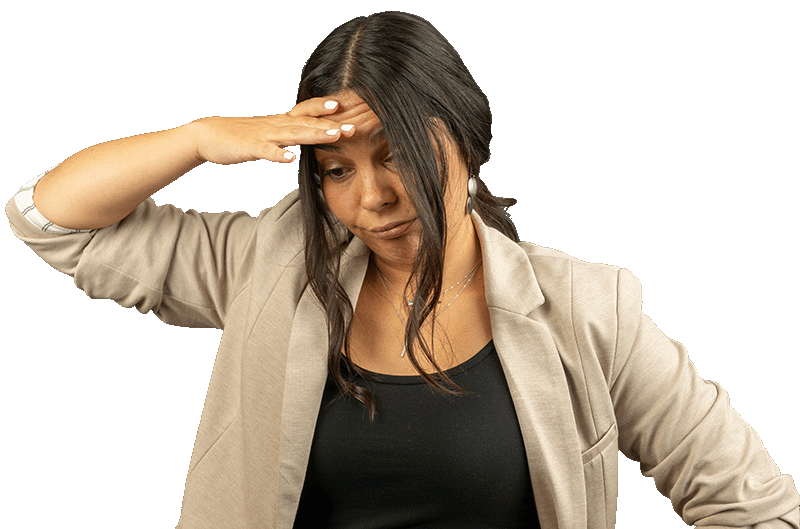 Webdesignerin aus dem Aargau schaut auf den Boden mit der Hand auf der Stirn